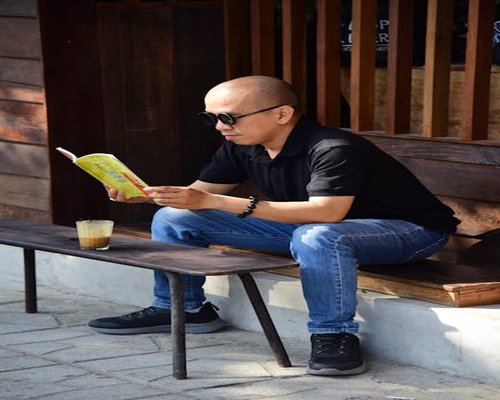 Suasana santai membaca buku