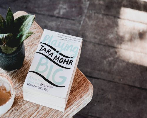 Suasana pagi yang tenang dengan buku dan secangkir teh